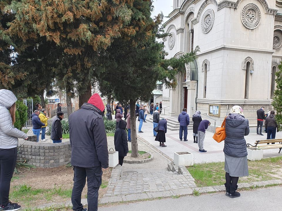 Ispred crkve sv. Đorđa na Čukarici liturgija u vreme karantina.