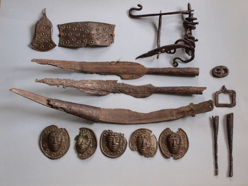 Arheološki ostaci tračkog oružja, možemo videti jedan Falks dugi mač koji nastaje od kose.